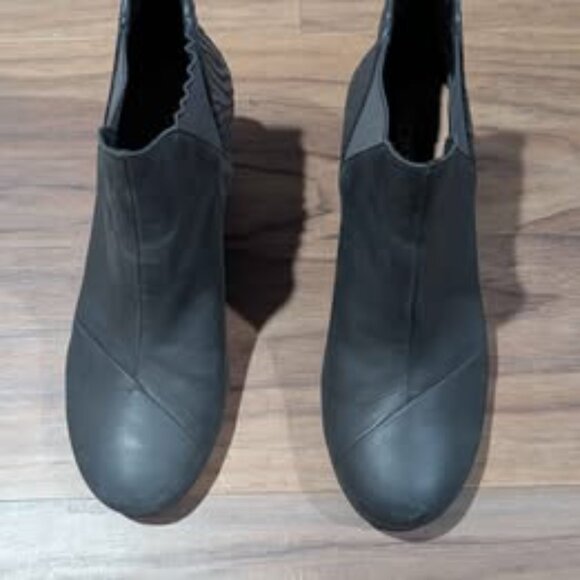 Women's Toms Black Kelsey Shimmer Zebra Wedge Chelsea Boots Booties Size 7 - Picture 2 of 5